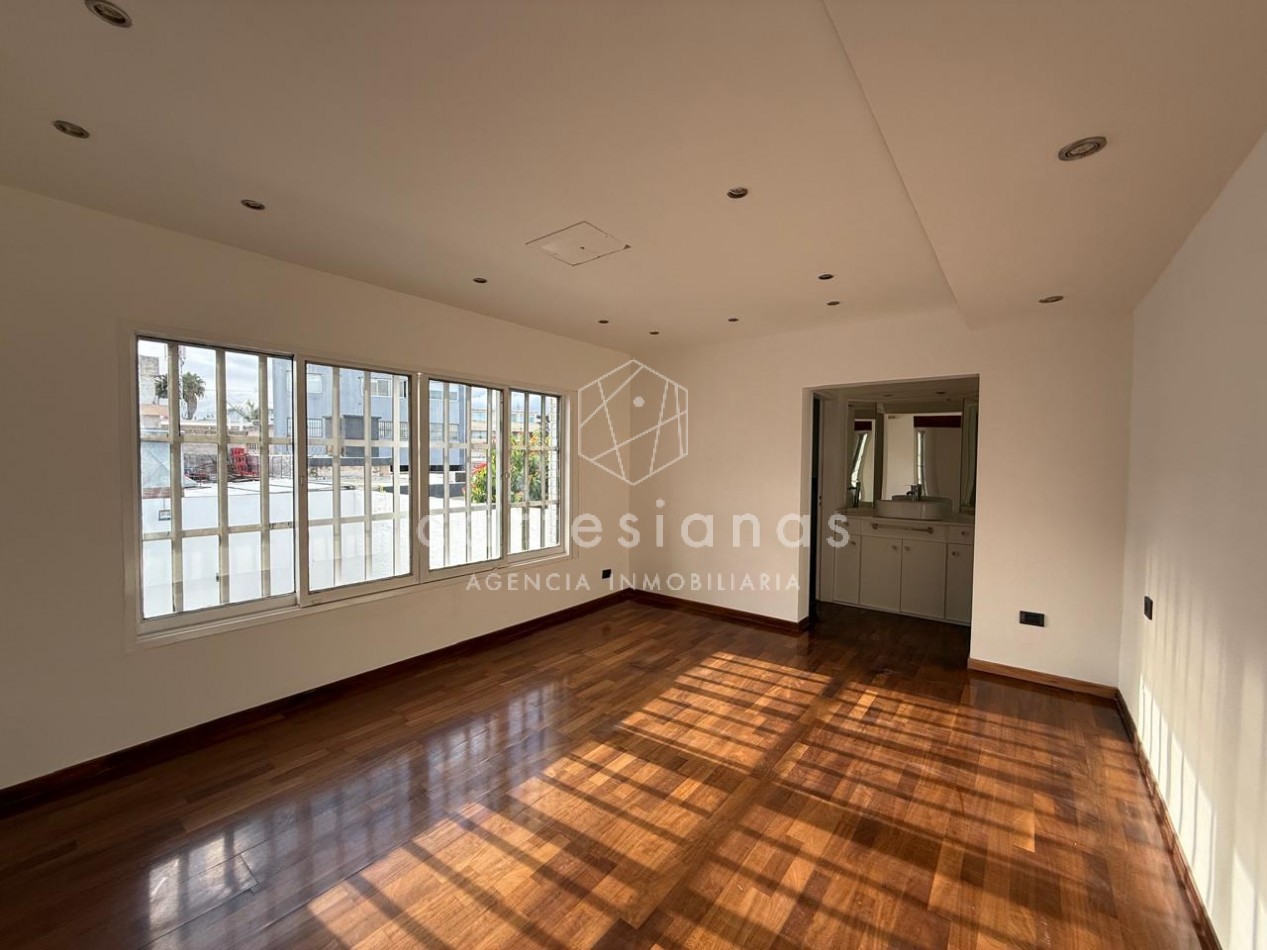 A 30 MTS DE RAFAEL NUÑEZ CASA DE 4 DORM + ESCRIT C/PILETA