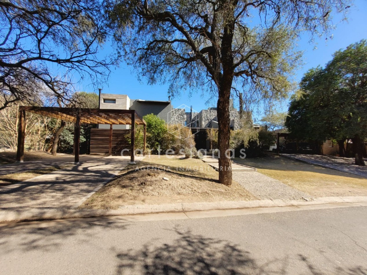COUNTRY EL BOSQUE IMPECABLE! CASA DE 3 DORMITORIOS 650 MTS CUB.