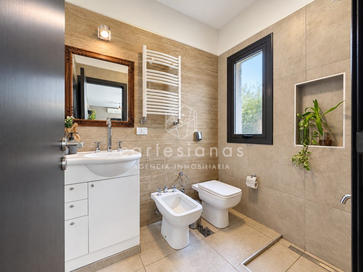 CASA EN PLANTA BAJA. RIBERAS DE MANANTIALES. 3 DORM + ESCR. PILETA CLIMATIZADA. PLANOS Y ESCRITURA