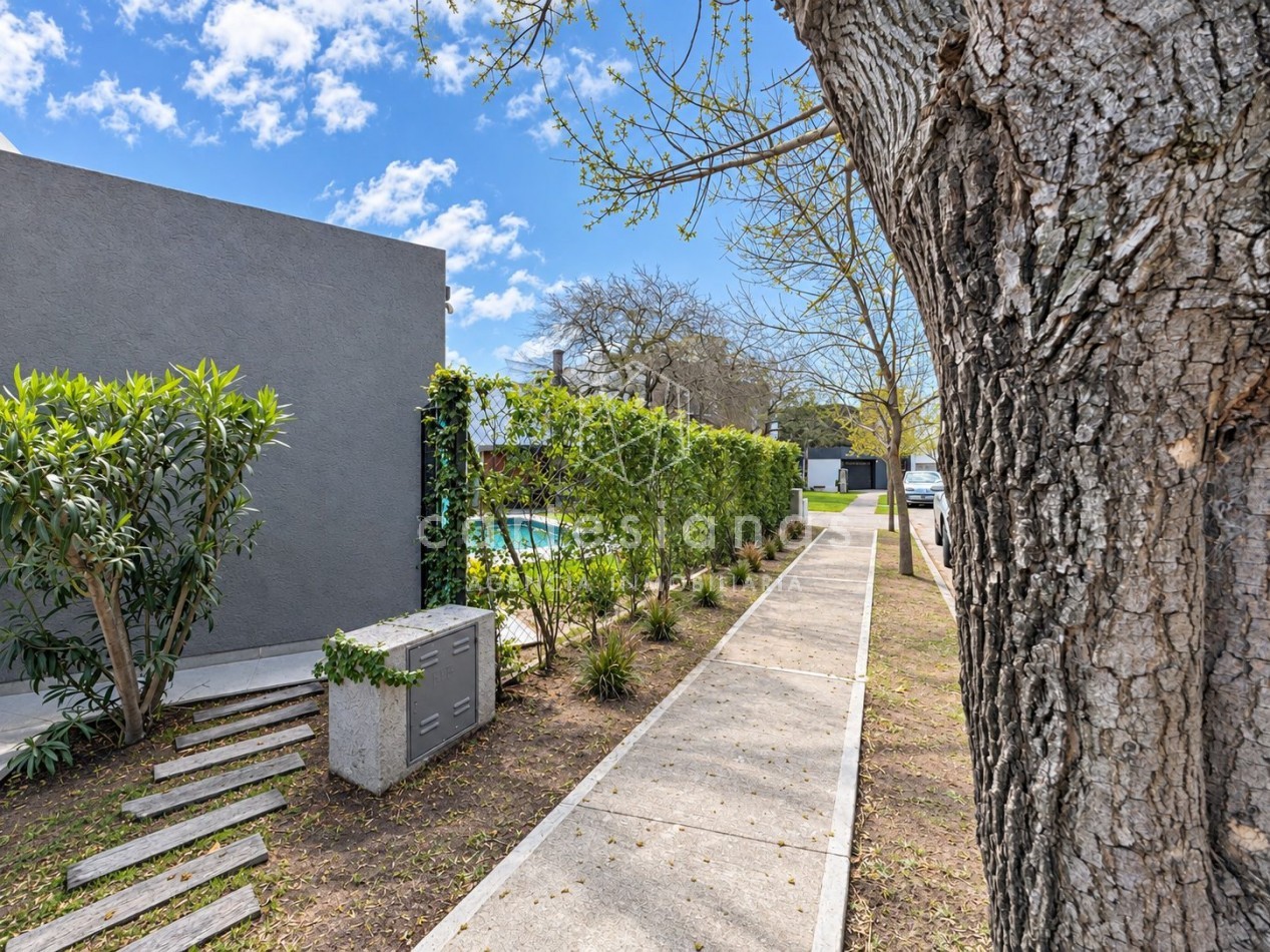 CASA EN PLANTA BAJA. RIBERAS DE MANANTIALES. 3 DORM + ESCR. PILETA CLIMATIZADA. PLANOS Y ESCRITURA