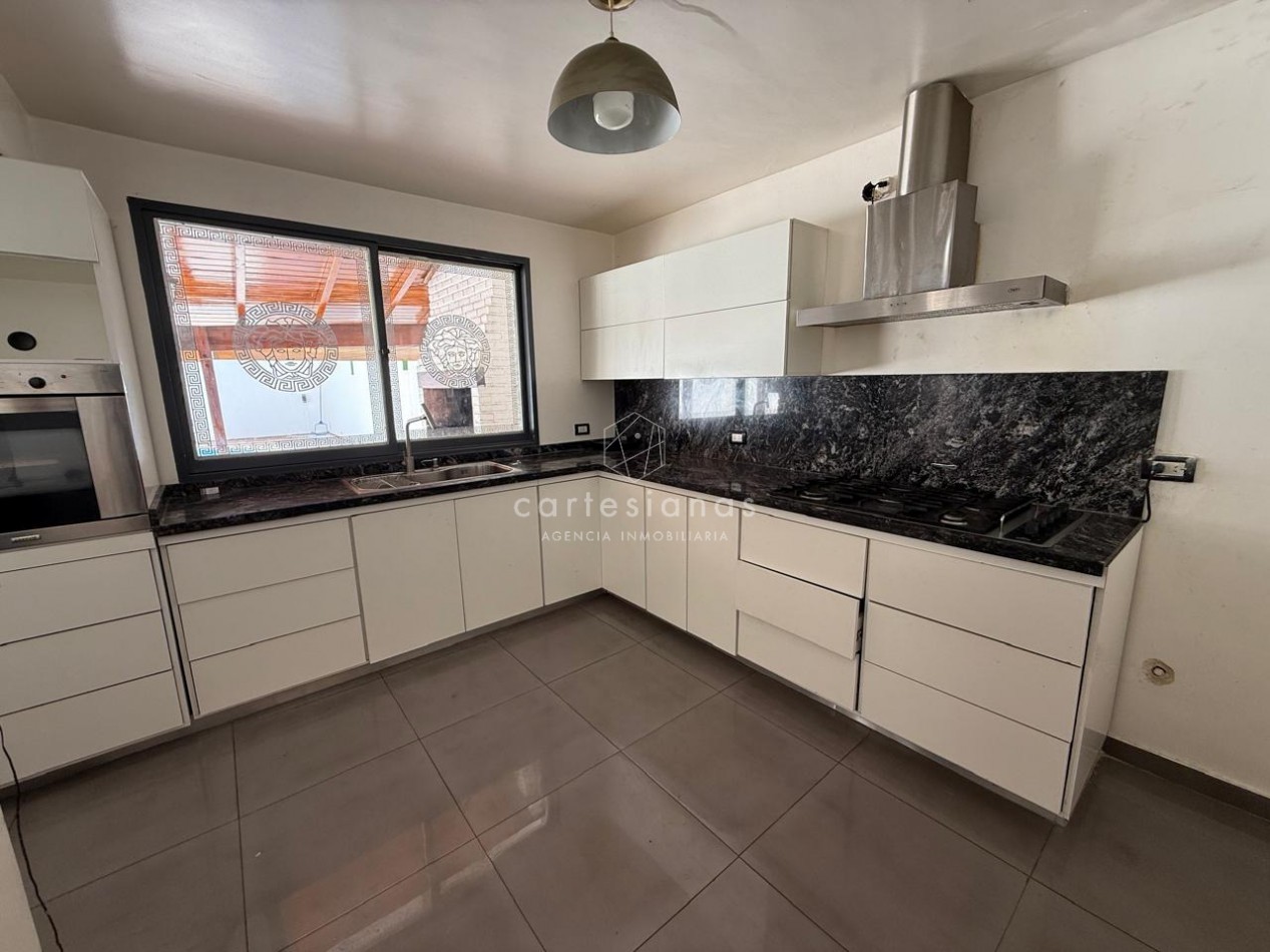 A 30 MTS DE RARAEL NUÑEZ CASA DE 4 DORM + ESCRIT C/PILETA