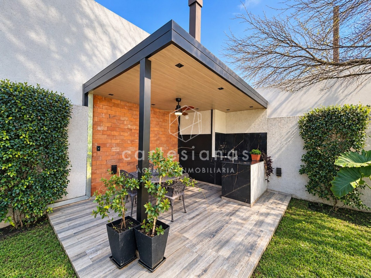 CASA EN PLANTA BAJA. RIBERAS DE MANANTIALES. 3 DORM + ESCR. PILETA CLIMATIZADA. PLANOS Y ESCRITURA