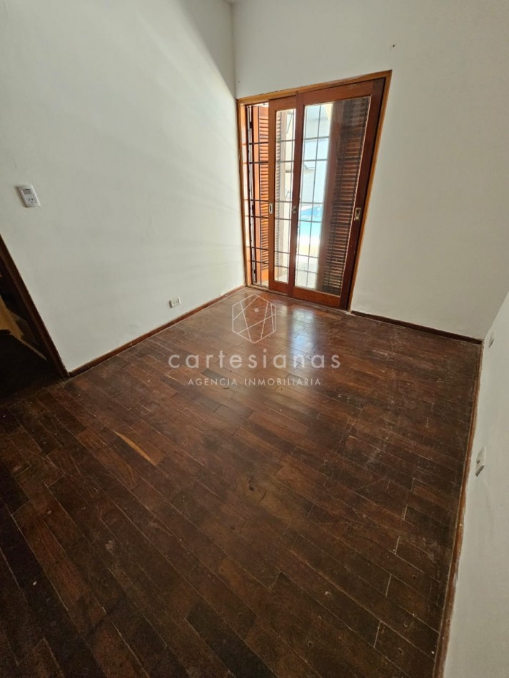 OPORTUNIDAD! PARQUE VELEZ SARSFIELD CASA DE 3 DORM C/PILETA