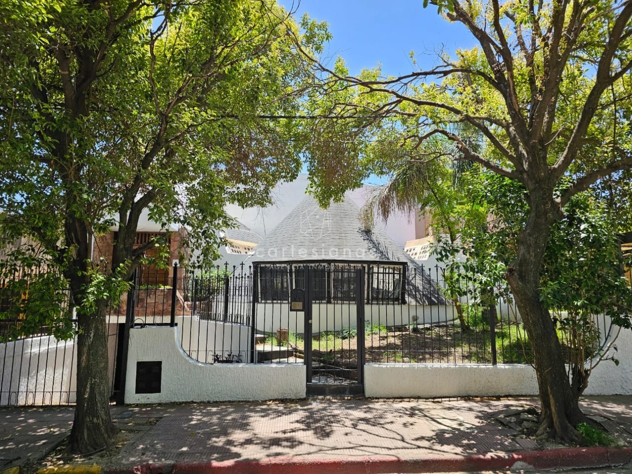 OPORTUNIDAD! PARQUE VELEZ SARSFIELD CASA DE 3 DORM C/PILETA