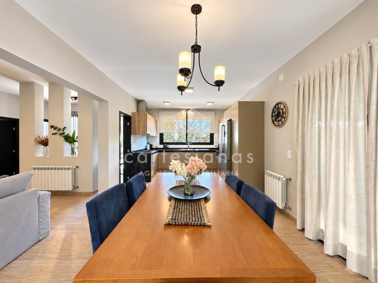 CASA EN PLANTA BAJA. RIBERAS DE MANANTIALES. 3 DORM + ESCR. PILETA CLIMATIZADA. PLANOS Y ESCRITURA