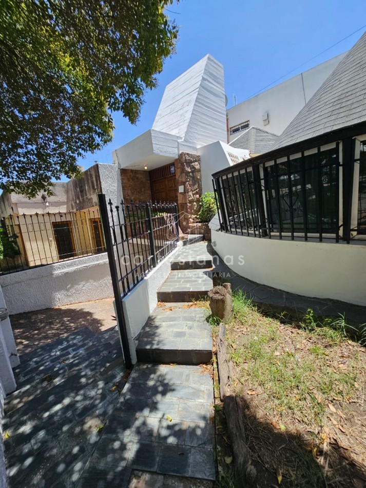 OPORTUNIDAD! PARQUE VELEZ SARSFIELD CASA DE 3 DORM C/PILETA