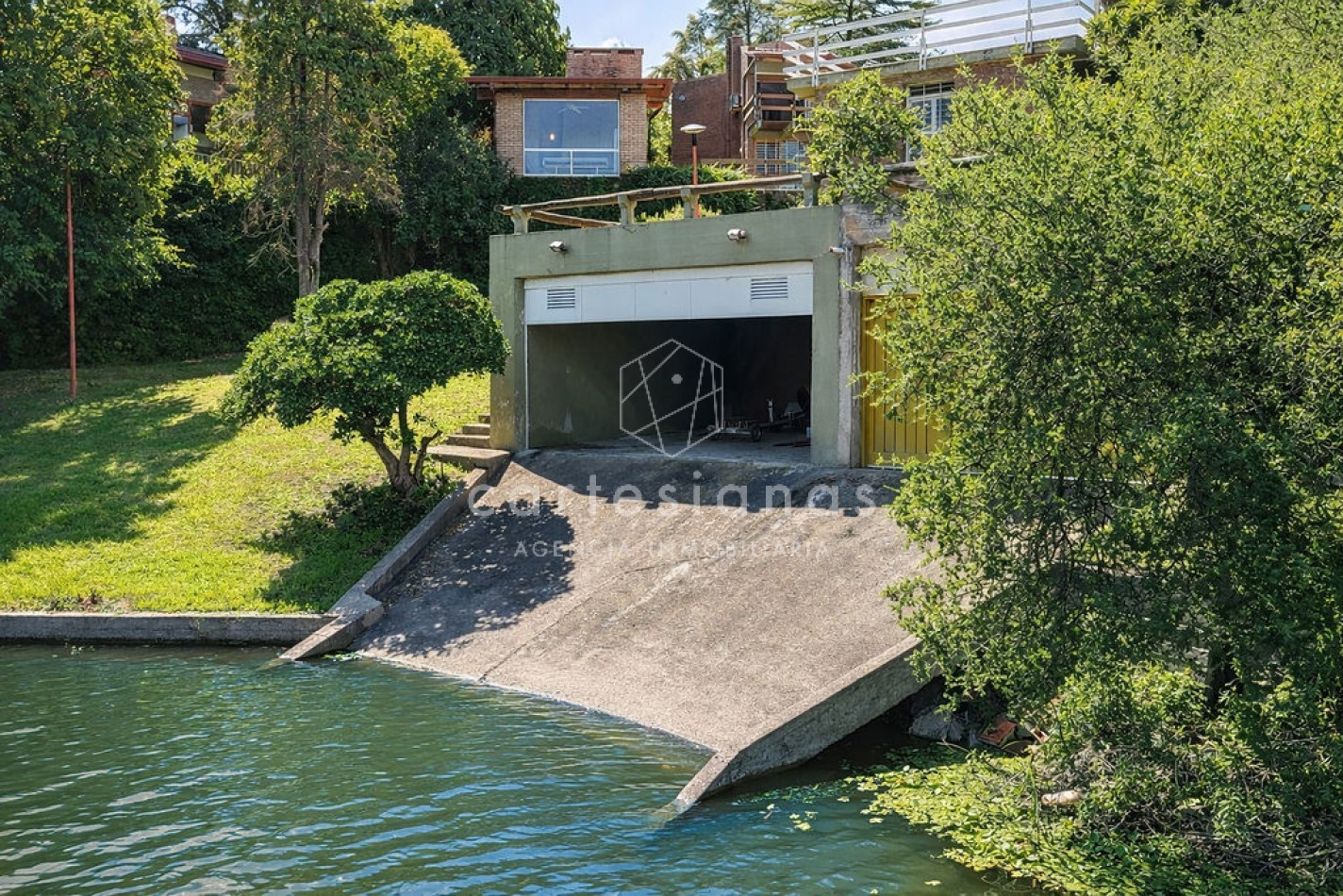 CARLOS PAZ| HERMOSA CASA SOBRE LA COSTA DEL RIO LOS CHORRILLOS