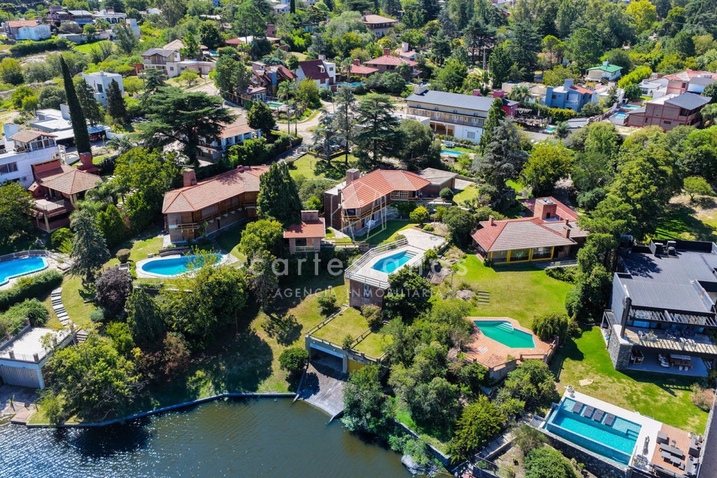 CARLOS PAZ| HERMOSA CASA SOBRE LA COSTA DEL RIO LOS CHORRILLOS