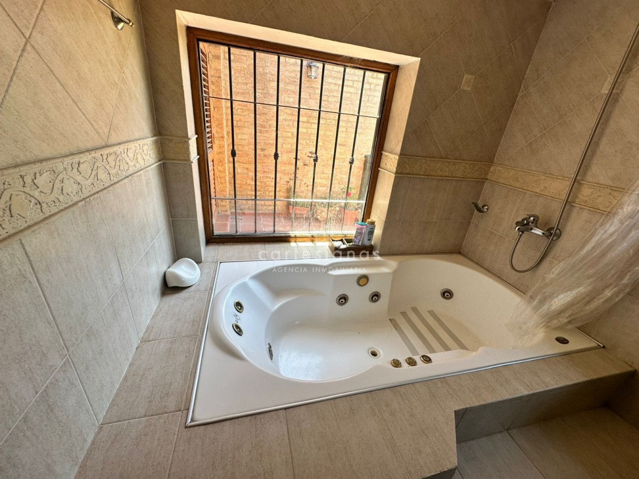CASA 4 DORM + DEP DE SERV Y UNA SUP TOTAL 1000 M2 ARGUELLO | ZONA NORTE