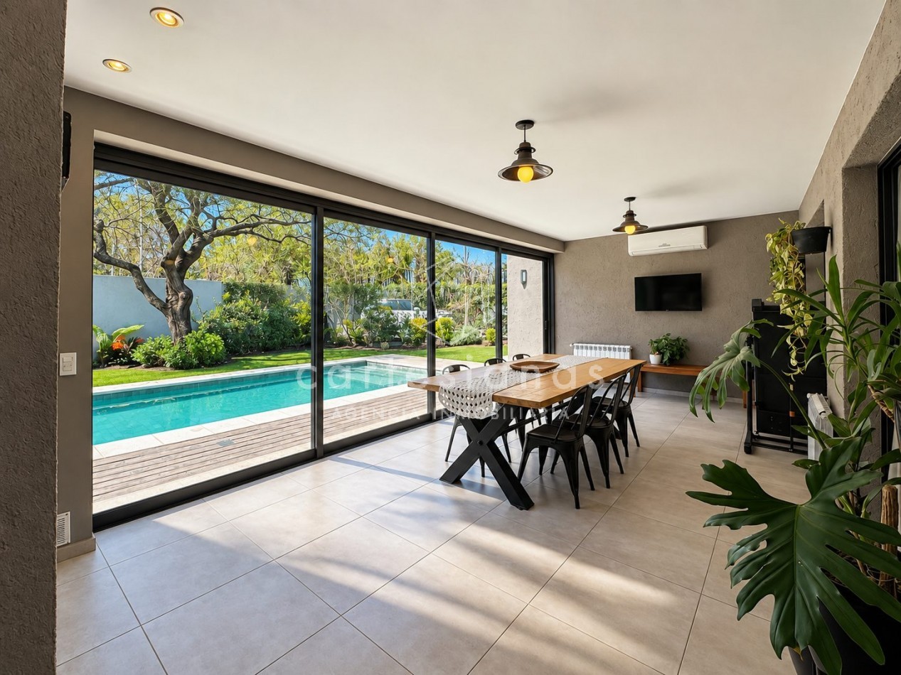 CASA EN PLANTA BAJA. RIBERAS DE MANANTIALES. 3 DORM + ESCR. PILETA CLIMATIZADA. PLANOS Y ESCRITURA