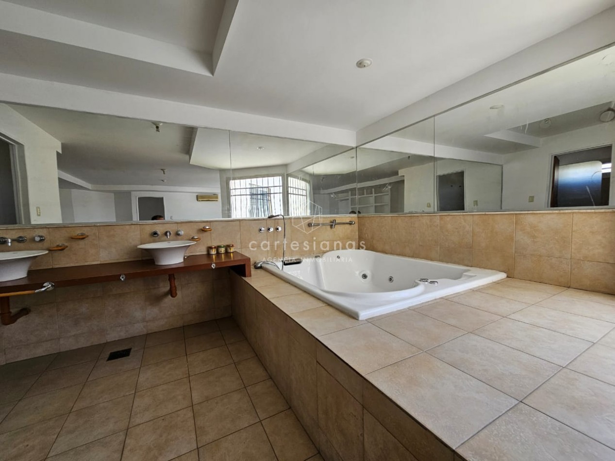 OPORTUNIDAD! PARQUE VELEZ SARSFIELD CASA DE 3 DORM C/PILETA