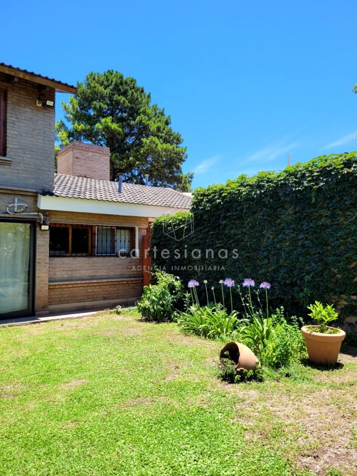 CASA 4 DORM + DEP DE SERV Y UNA SUP TOTAL 1000 M2 ARGUELLO | ZONA NORTE
