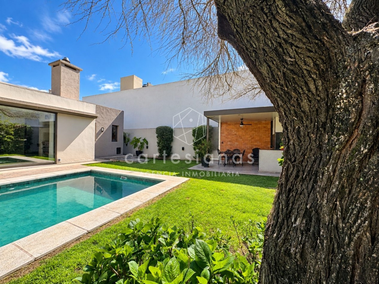 CASA EN PLANTA BAJA. RIBERAS DE MANANTIALES. 3 DORM + ESCR. PILETA CLIMATIZADA. PLANOS Y ESCRITURA