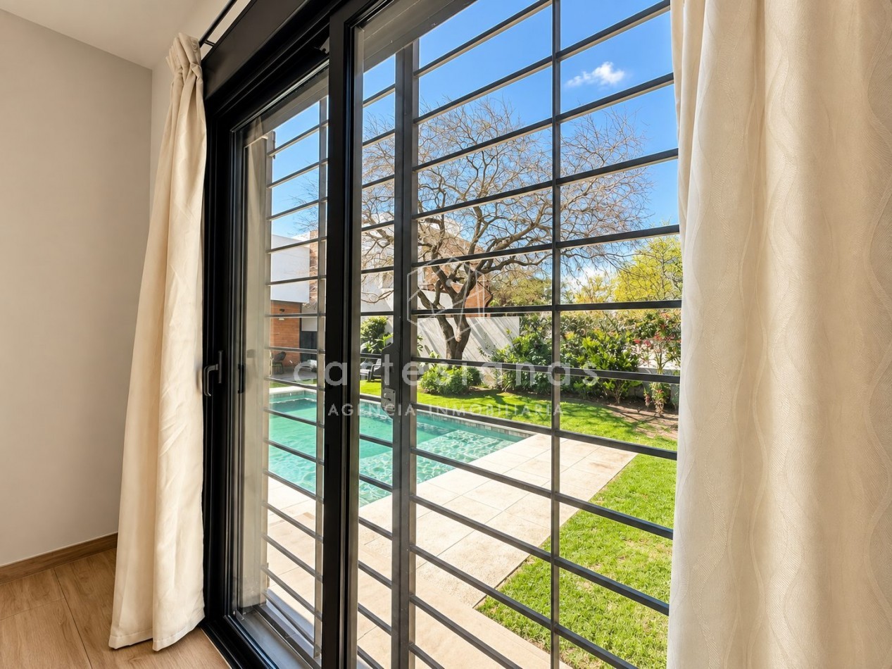 CASA EN PLANTA BAJA. RIBERAS DE MANANTIALES. 3 DORM + ESCR. PILETA CLIMATIZADA. PLANOS Y ESCRITURA